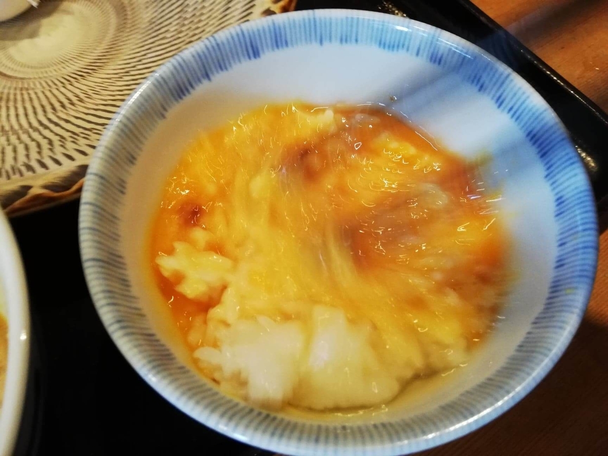 高田馬場『つけ蕎麦安土』の卵かけご飯の写真