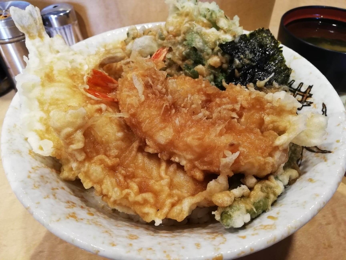 池袋『天丼ふじ』のジャンボ天丼のアップ写真