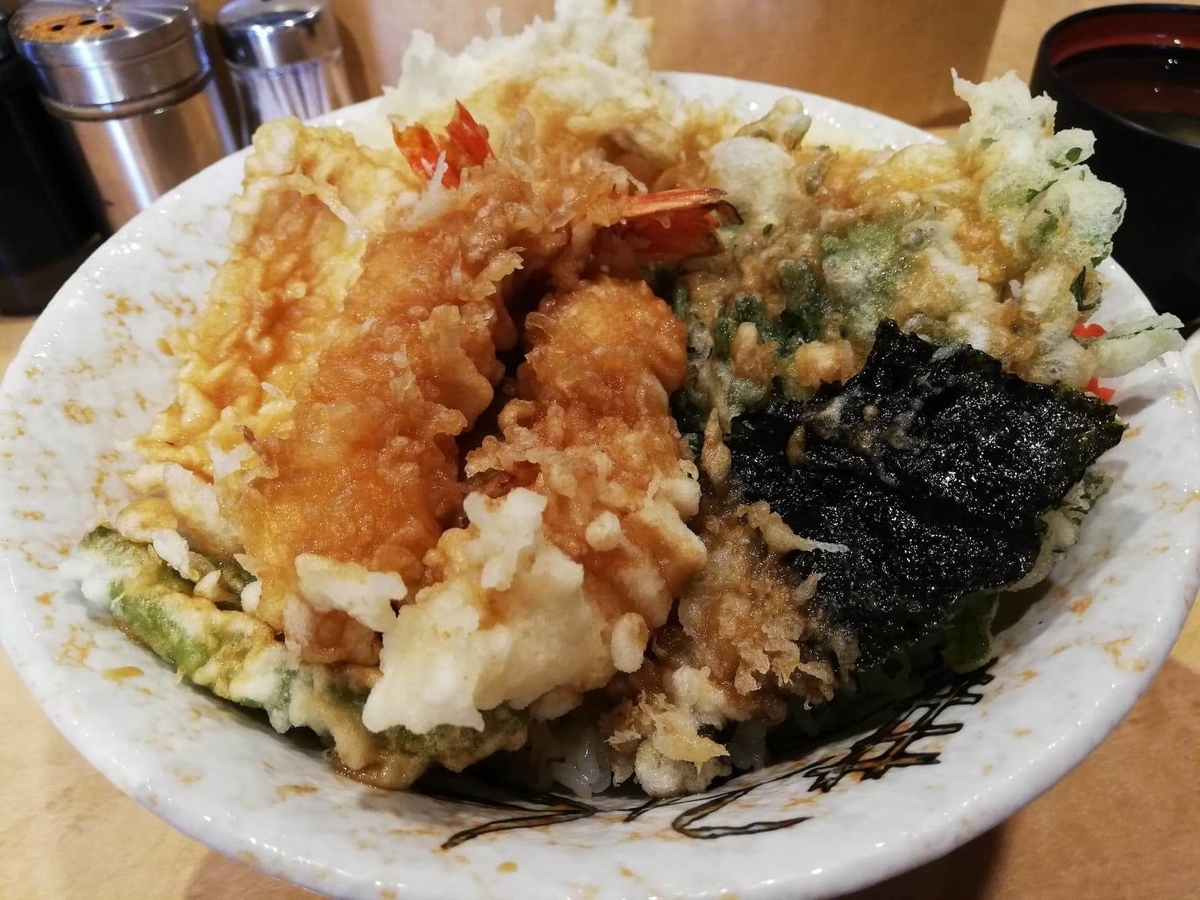 池袋『天丼ふじ』のジャンボ天丼のアップ写真②