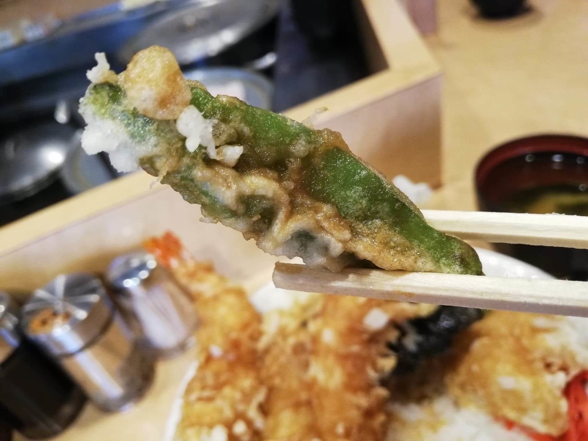 池袋『天丼ふじ』のししとうの天ぷらの写真