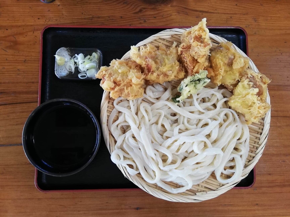 鶴ヶ島（川越）『田舎打ち麺蔵』の、かしわ天ざるの写真