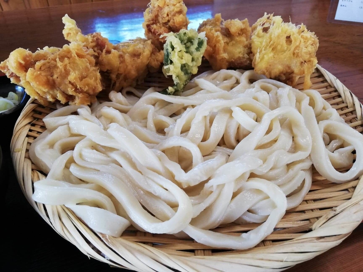 鶴ヶ島（川越）『田舎打ち麺蔵』の、かしわ天ざるの麺のアップ写真