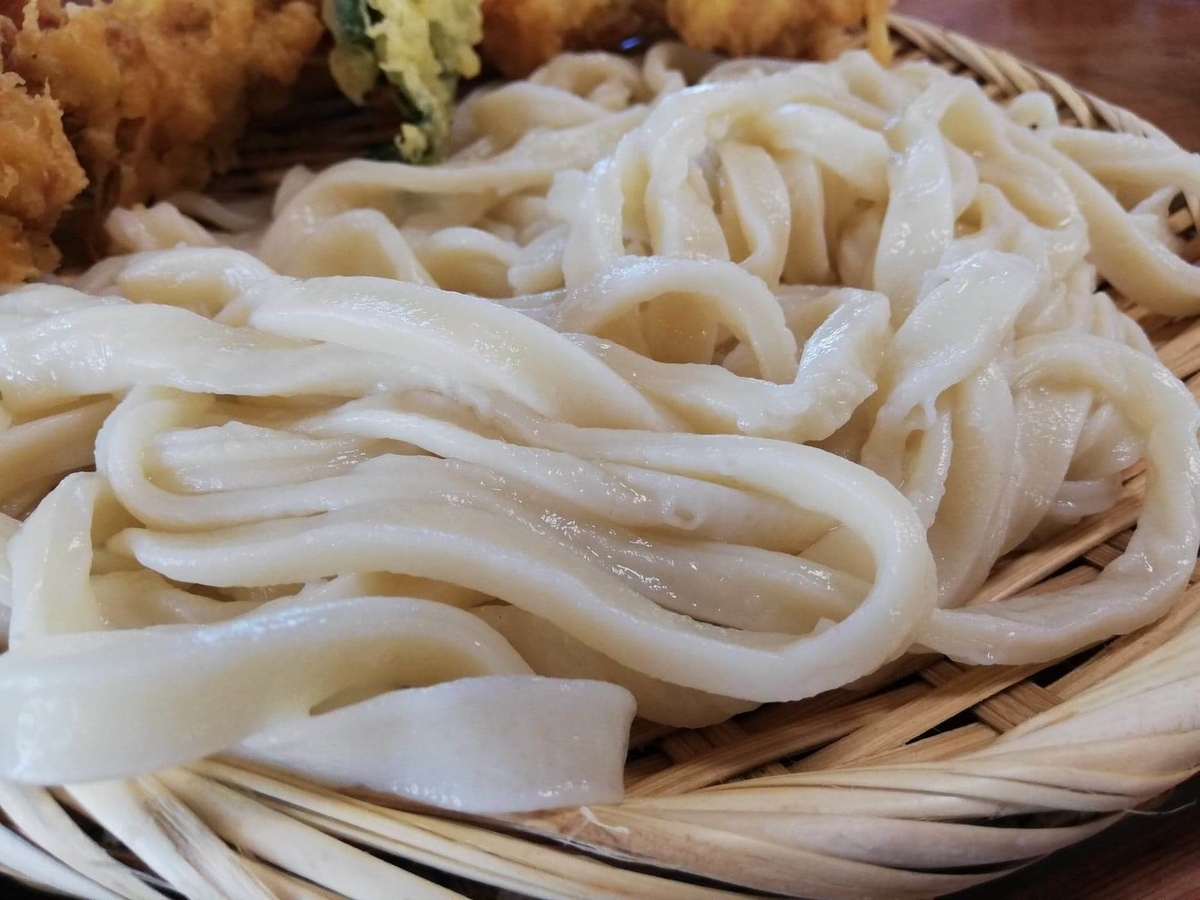 鶴ヶ島（川越）『田舎打ち麺蔵』の、かしわ天ざるの麺のアップ写真