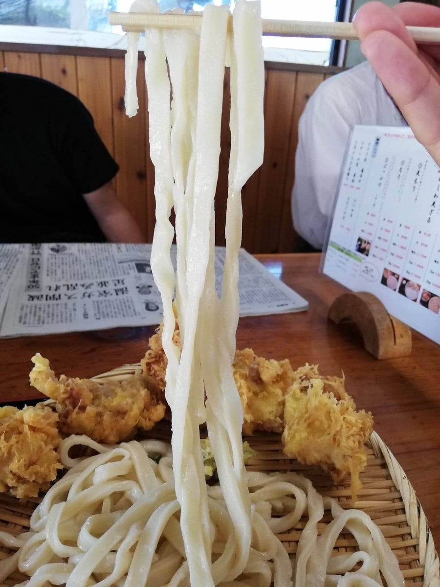 鶴ヶ島（川越）『田舎打ち麺蔵』の、かしわ天ざるの麺のアップ写真