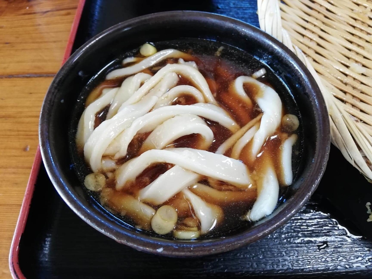 鶴ヶ島（川越）『田舎打ち麺蔵』の、かしわ天ざるの写真