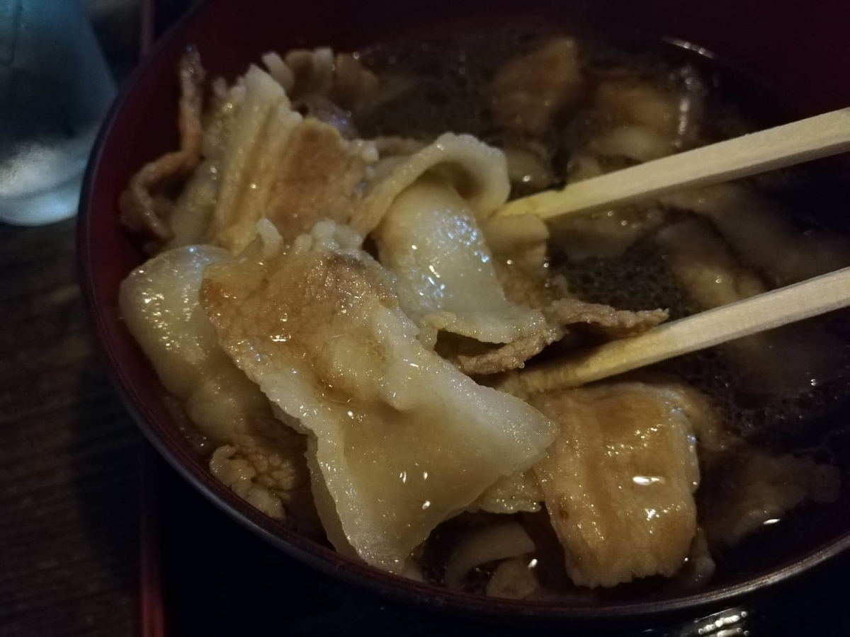 新座（保谷駅）『うどんや藤』の肉うどんの肉の写真