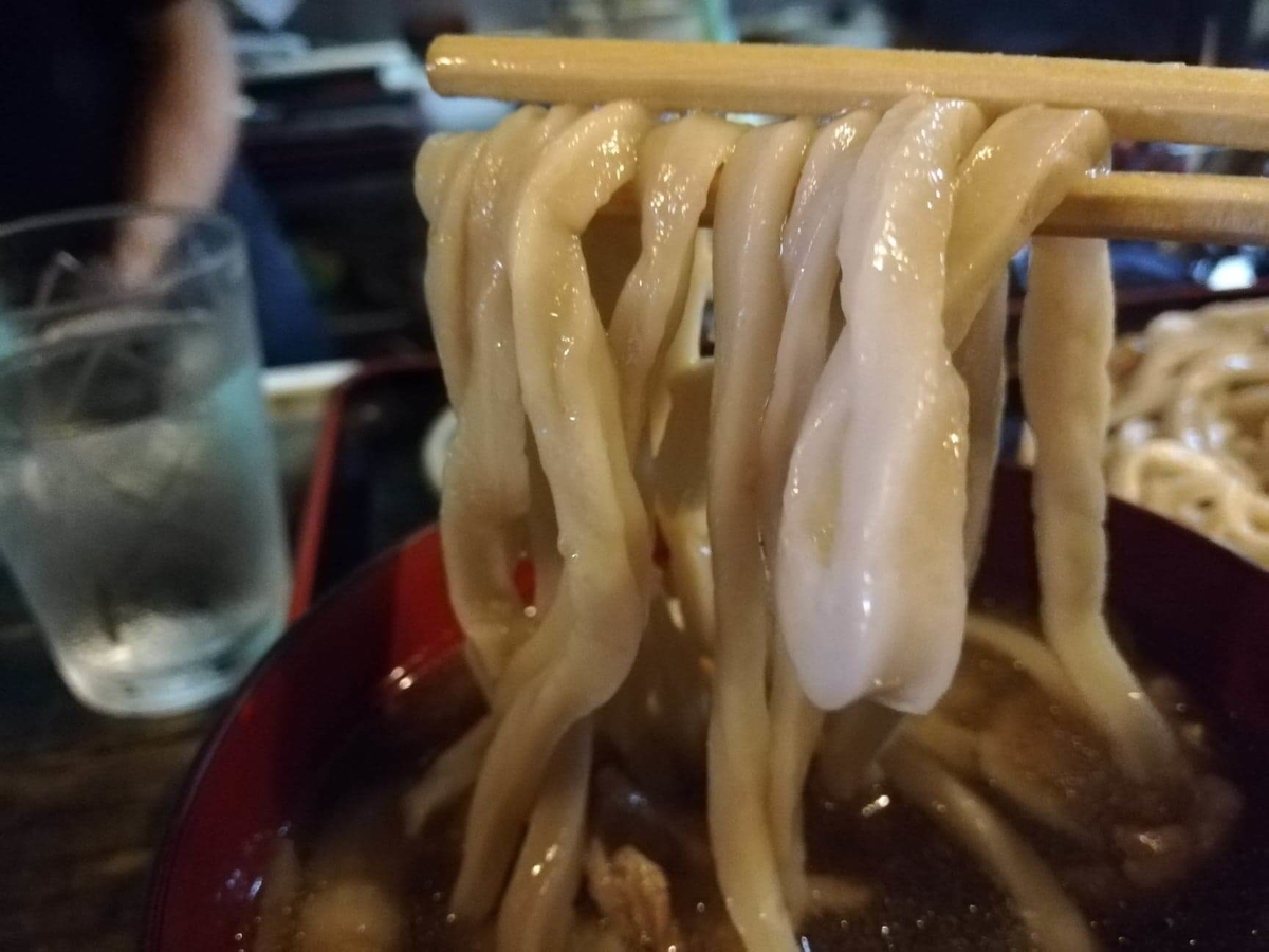 新座（保谷駅）『うどんや藤』の肉うどんの麺のアップ写真