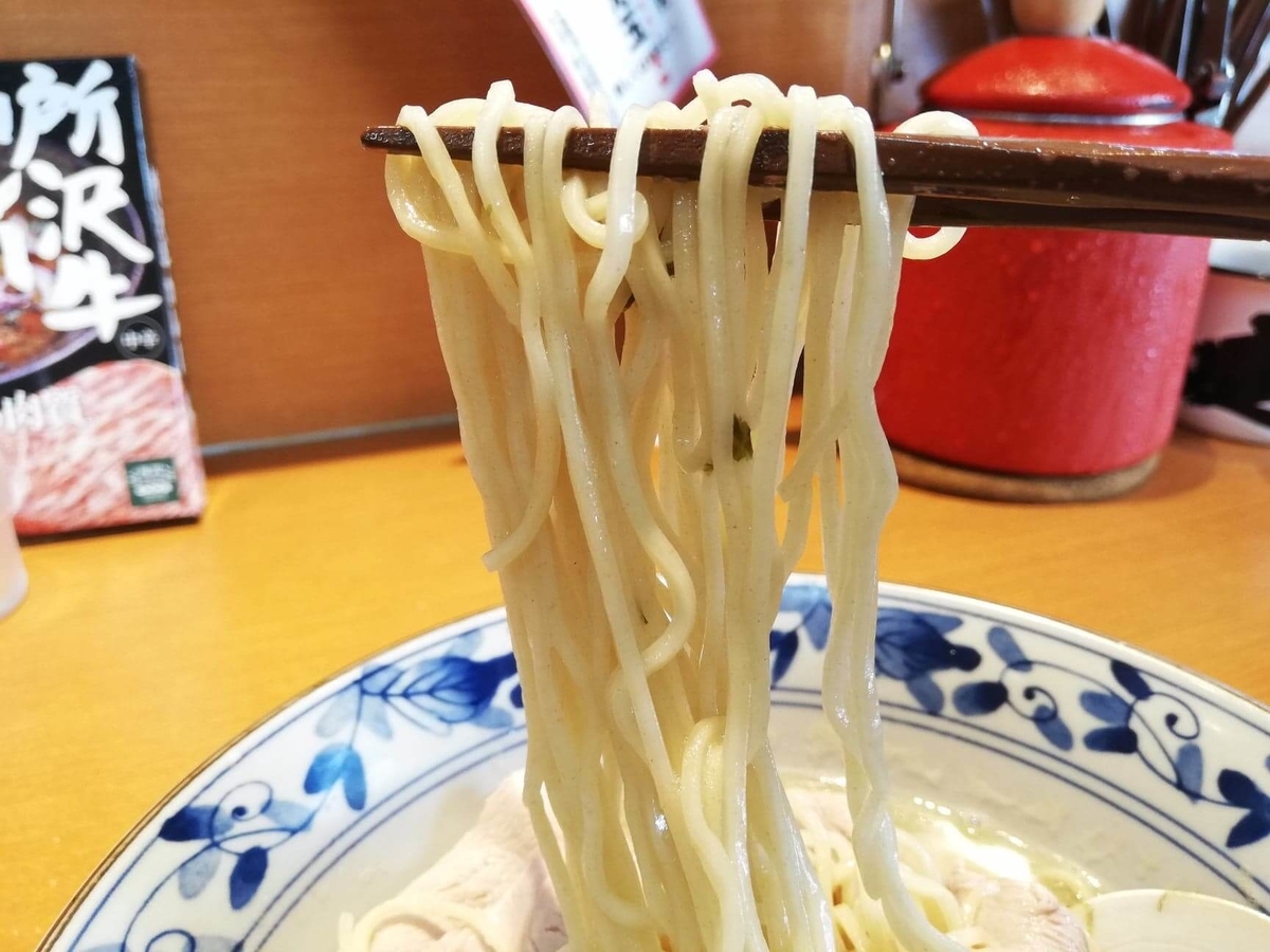 航空公園『㐂九八（キクヤ）』の、貝と鴨の潮そばの麺の写真