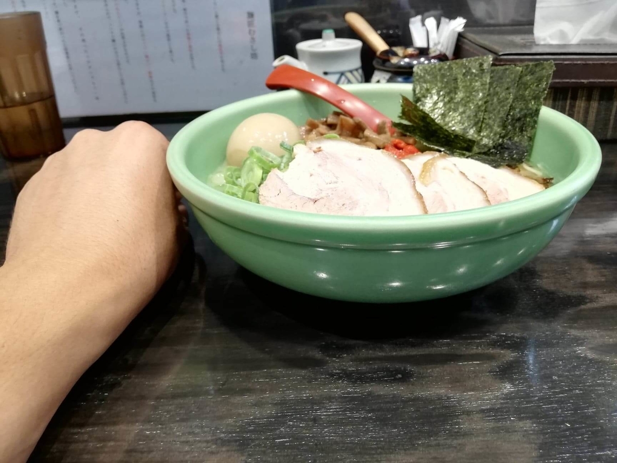 武蔵浦和『麺匠むさし坊』の、太麺全部入りラーメンと拳のサイズ比較写真
