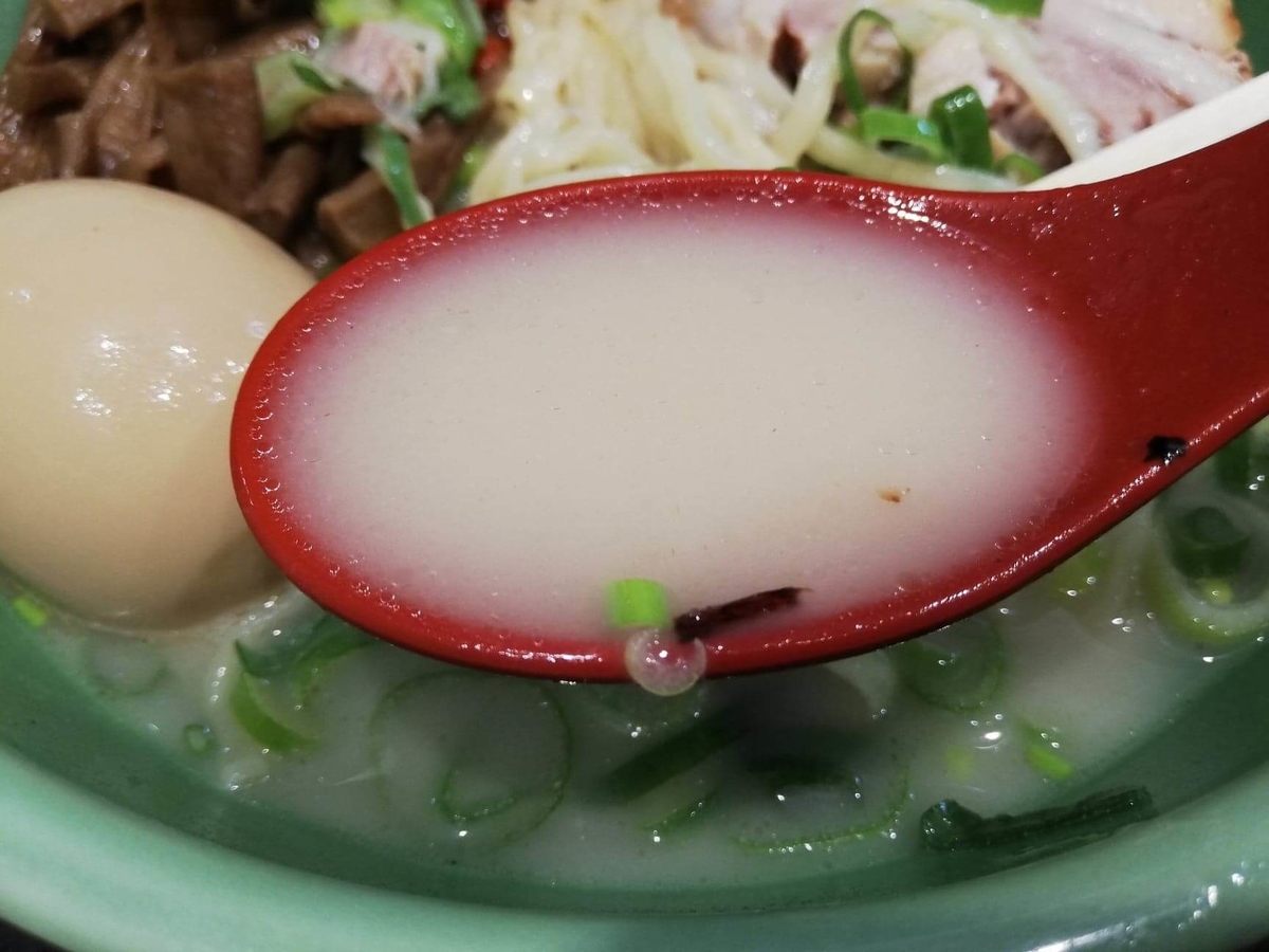 武蔵浦和『麺匠むさし坊』の、太麺全部入りラーメンのスープの写真