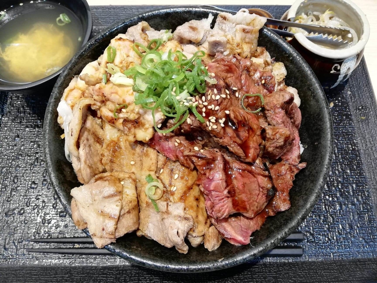 池袋『肉劇場』の大劇場丼の写真