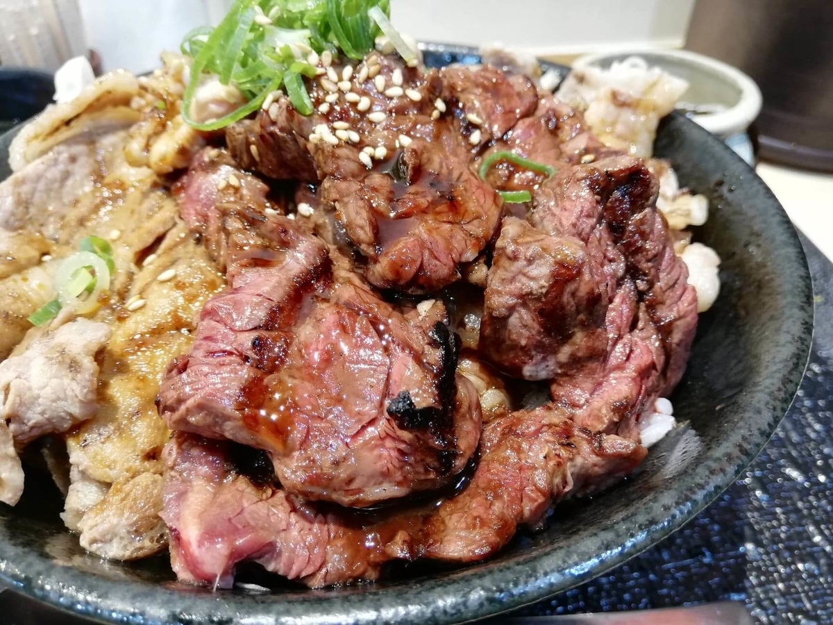 池袋『肉劇場』の大劇場丼のアップ写真