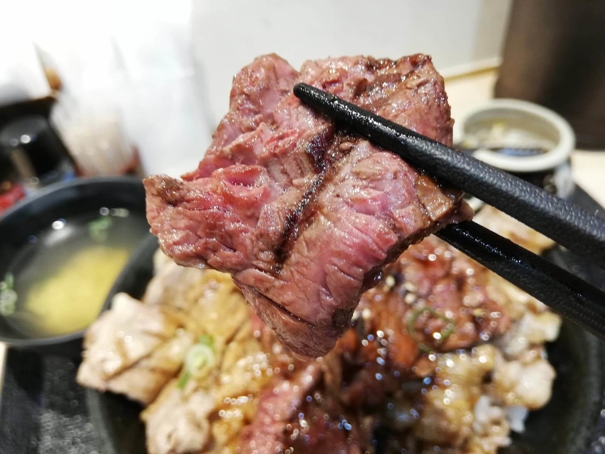 池袋『肉劇場』の大劇場丼のハラミの写真