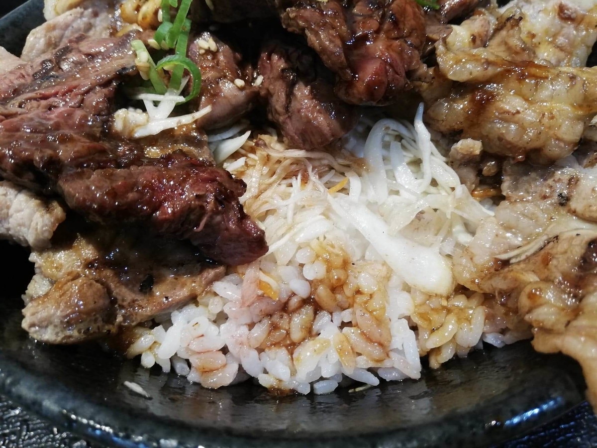 池袋『肉劇場』の大劇場丼のライスの写真