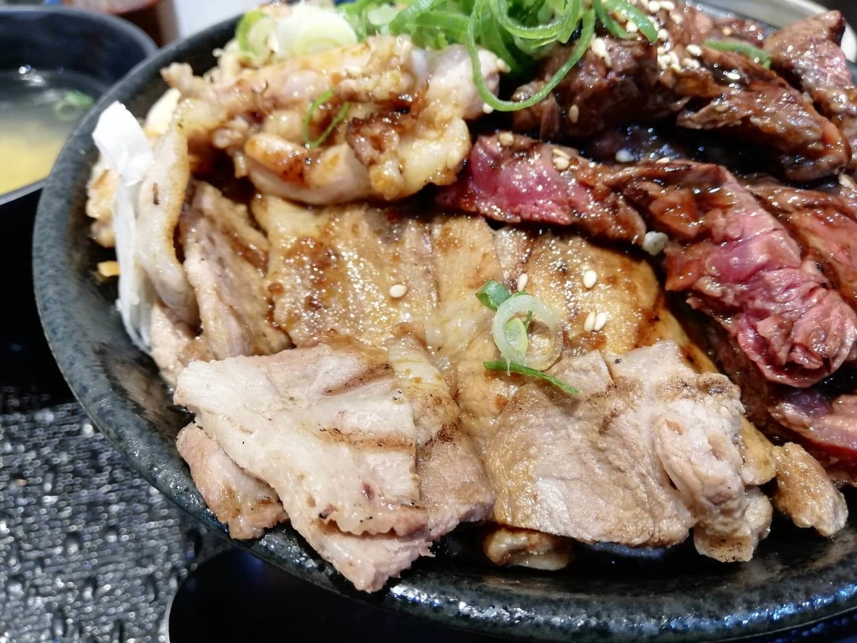 池袋『肉劇場』の大劇場丼の写真