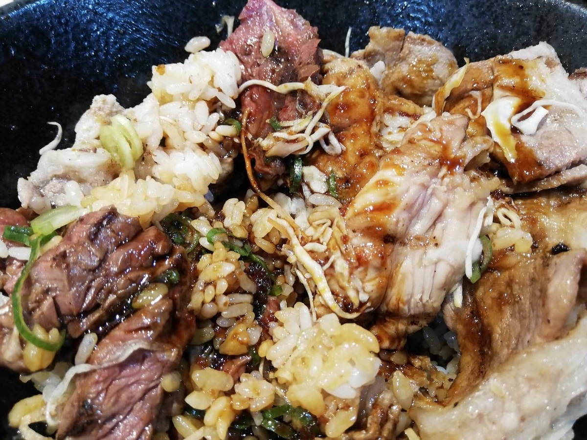 池袋『肉劇場』の大劇場丼の写真