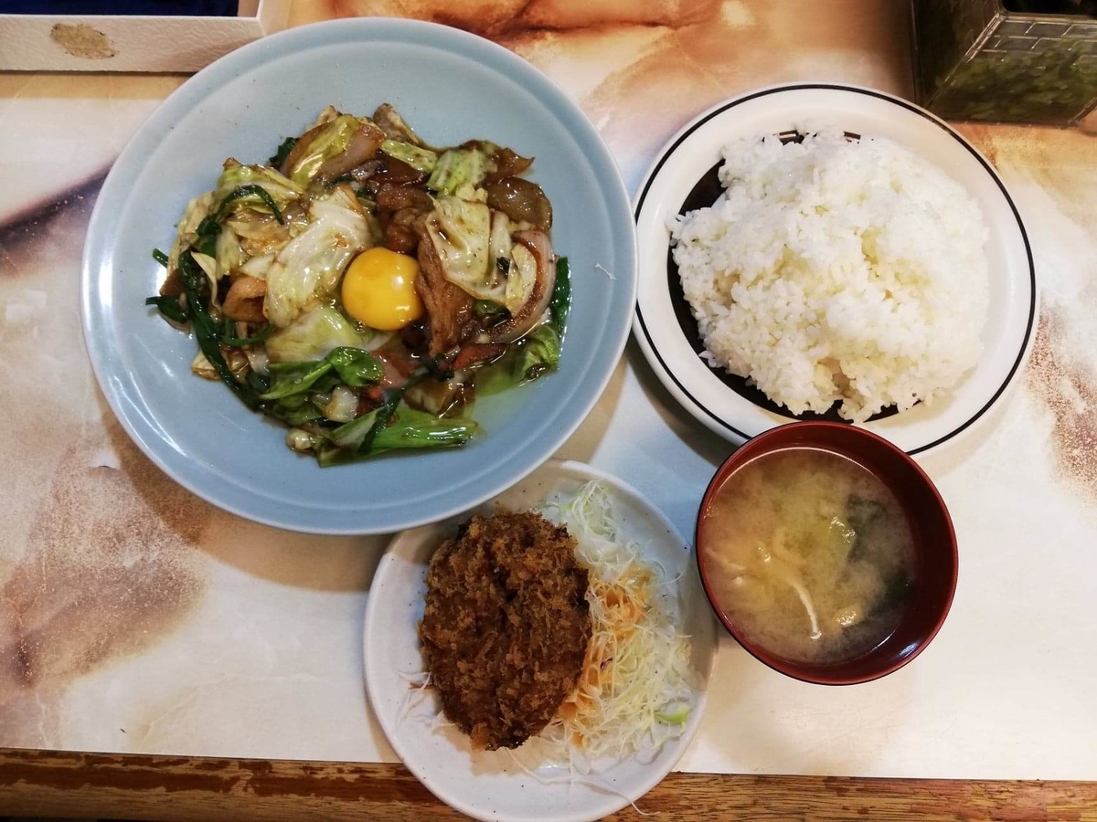 高田馬場『洋庖丁』のスタミナ焼きとメンチカツの写真