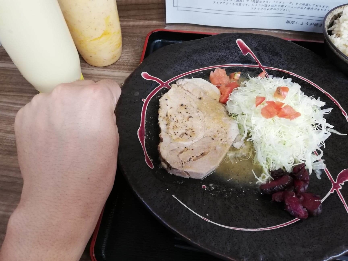 高田馬場（下落合）『極厚家』の極厚しょうが焼き定食と拳のサイズ比較写真