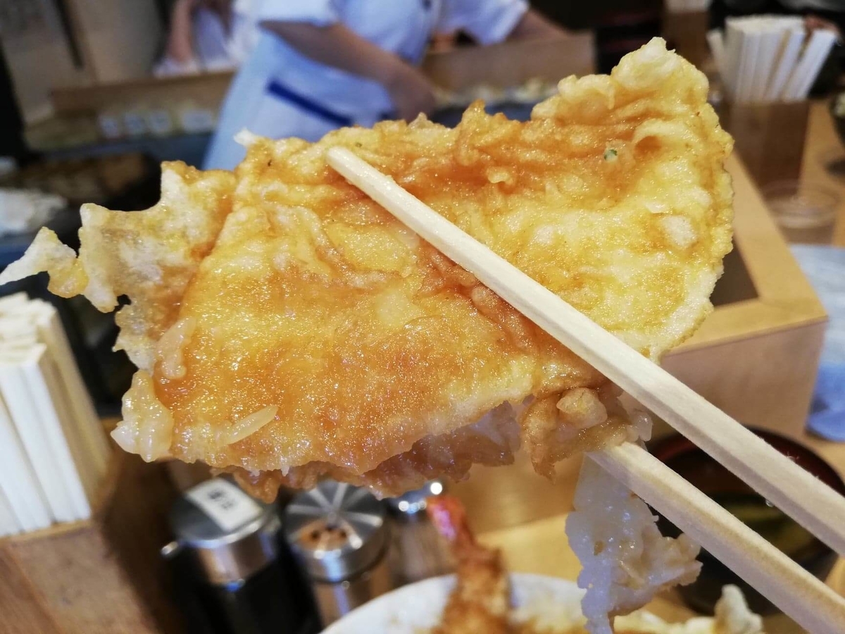 池袋『天丼ふじ』のジャンボ天丼のイカフライの写真