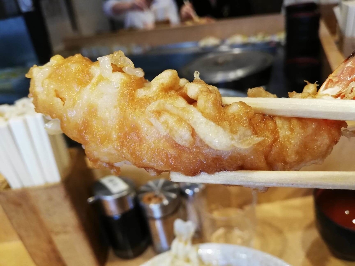 池袋『天丼ふじ』のジャンボ天丼のエビフライの写真