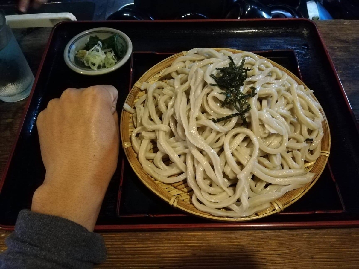 新座（保谷駅）『うどんや藤』の肉うどんと拳のサイズ比較写真