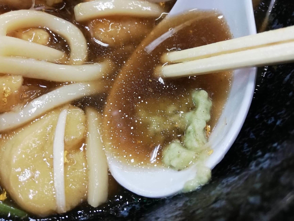 石川県金沢市兼六園近く『城山亭』の、治部煮うどんのスープのアップ写真