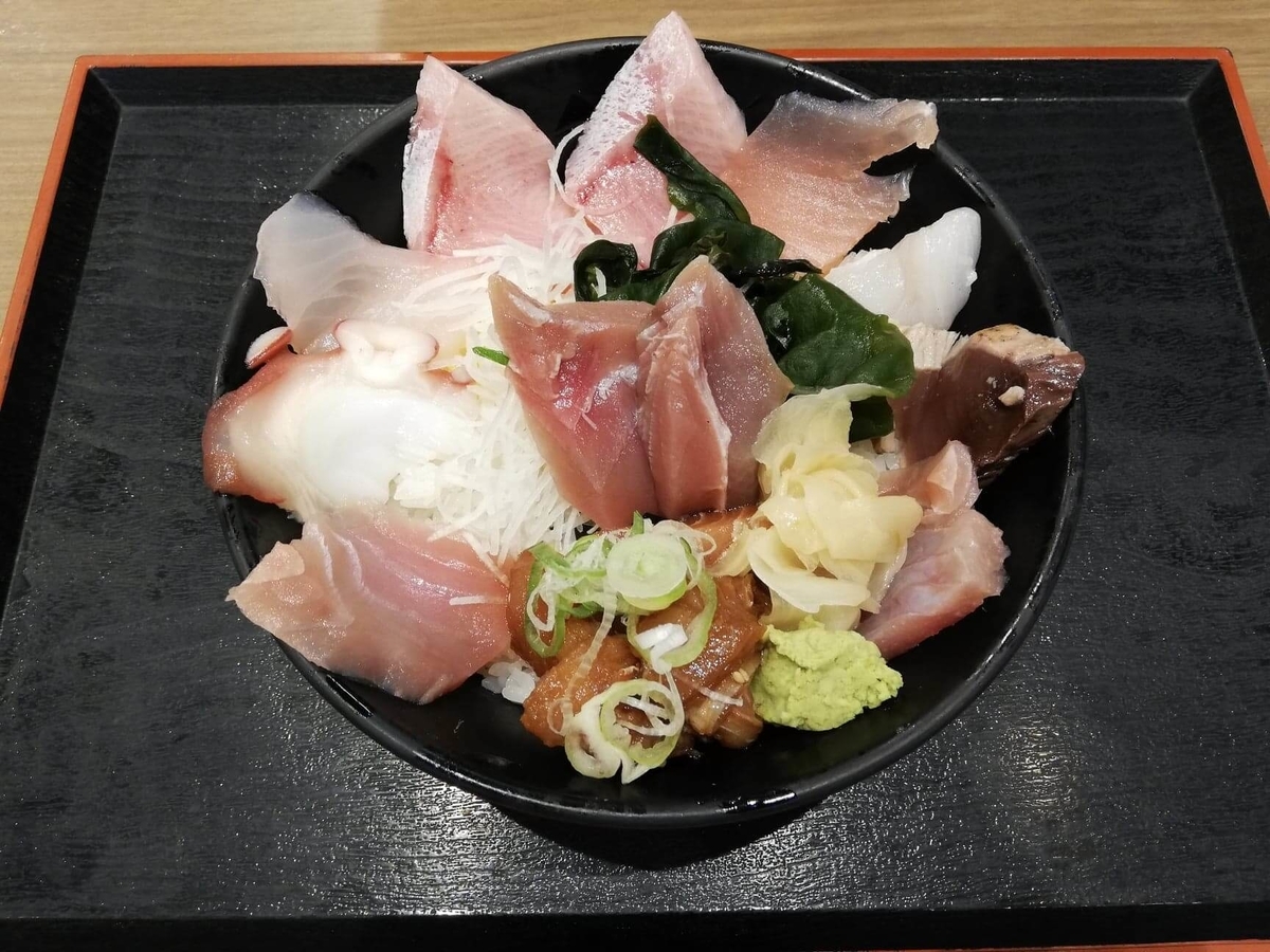 金沢市中央卸売市場『魚がし食堂』の日替わり得盛りてんこ丼の写真