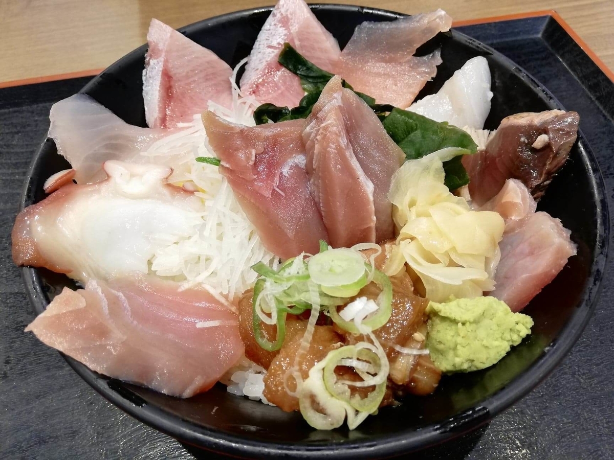 金沢市中央卸売市場『魚がし食堂』の日替わり得盛りてんこ丼の写真