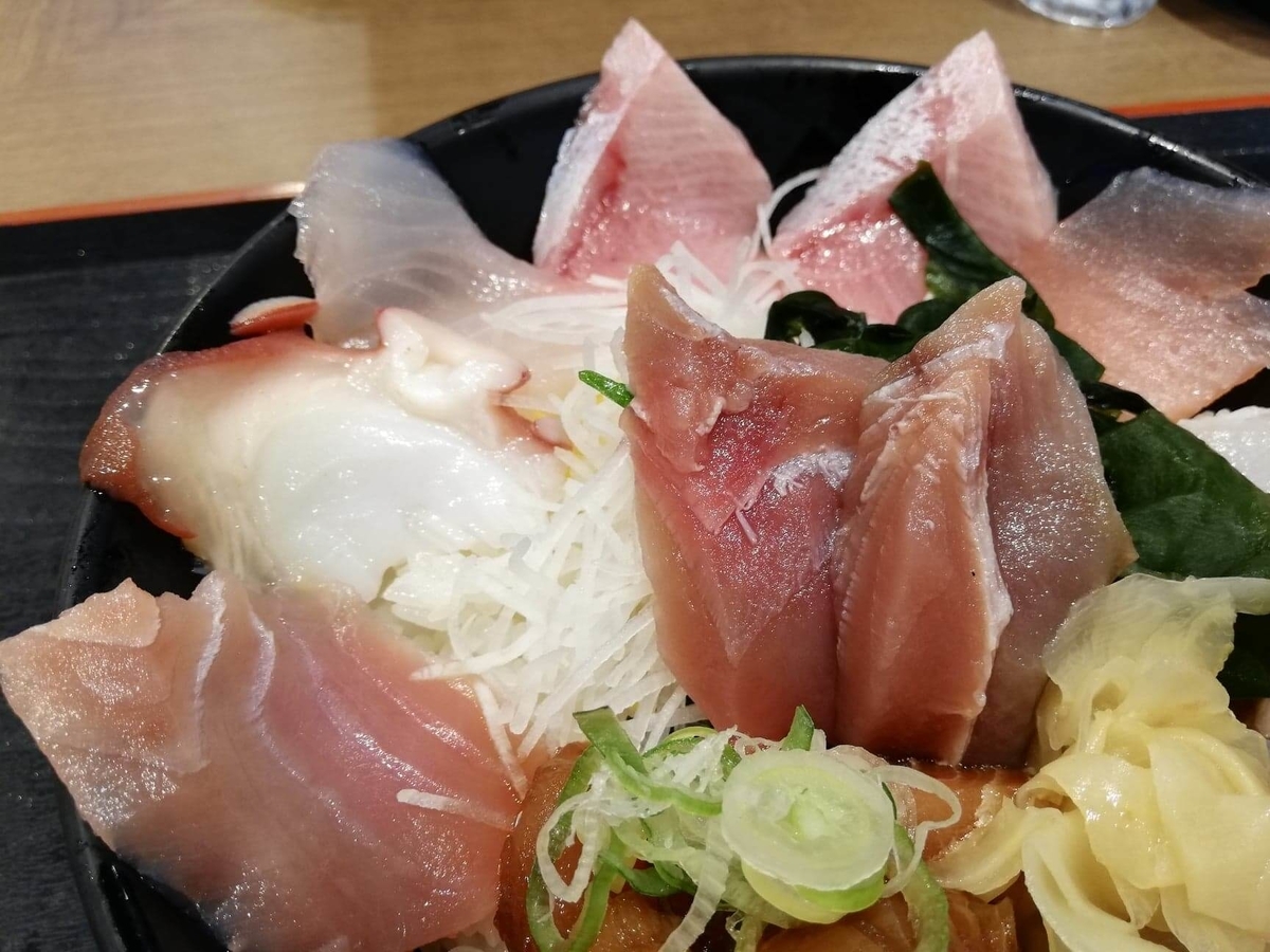 金沢市中央卸売市場『魚がし食堂』の日替わり得盛りてんこ丼のアップ写真①