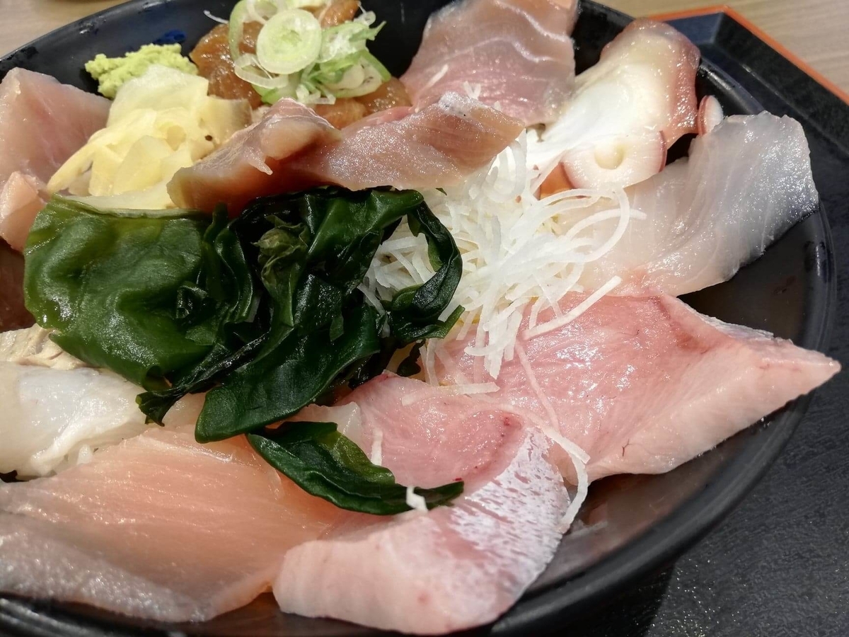 金沢市中央卸売市場『魚がし食堂』の日替わり得盛りてんこ丼のアップ写真②