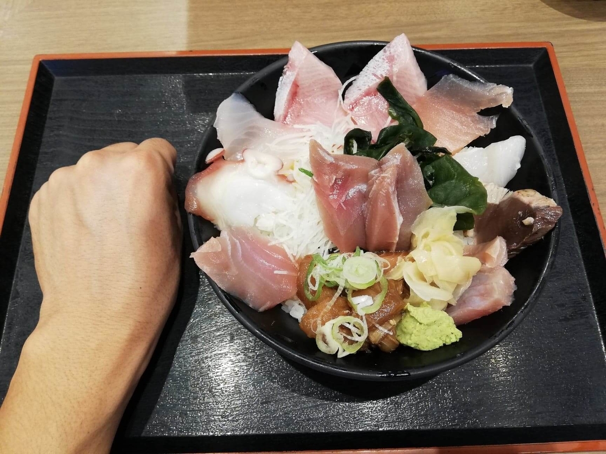 金沢市中央卸売市場『魚がし食堂』の日替わり得盛りてんこ丼と拳のサイズ比較写真