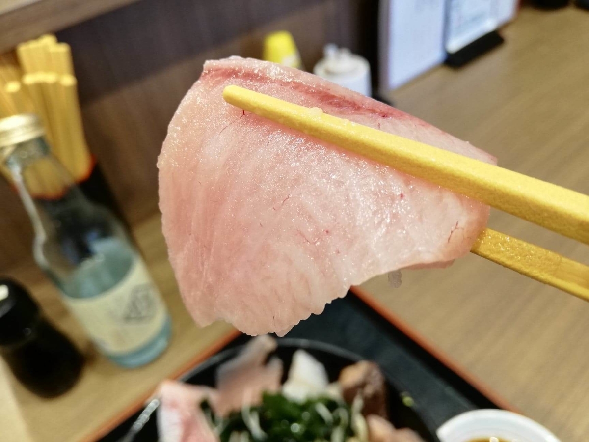 金沢市中央卸売市場『魚がし食堂』の日替わり得盛りてんこ丼の海鮮の写真