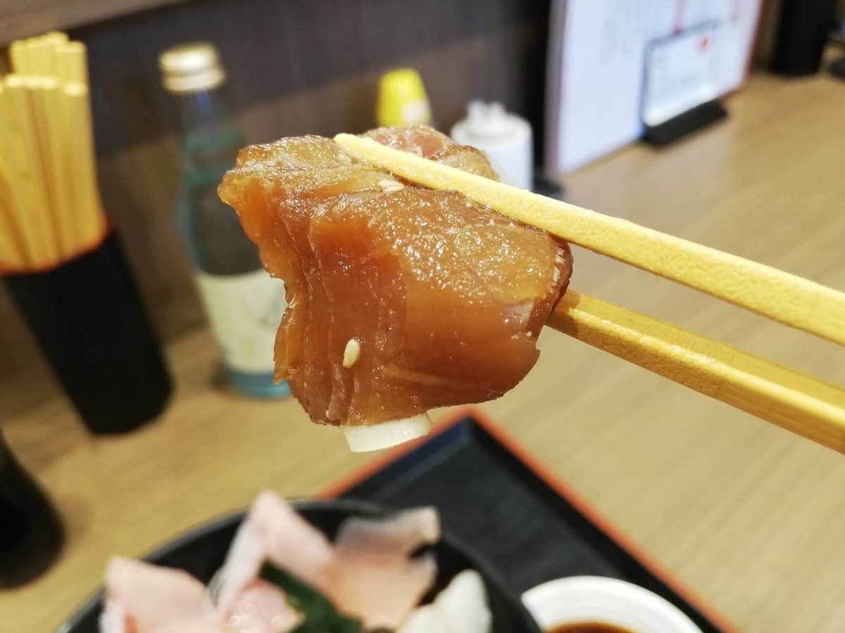金沢市中央卸売市場『魚がし食堂』の日替わり得盛りてんこ丼の漬けマグロの写真