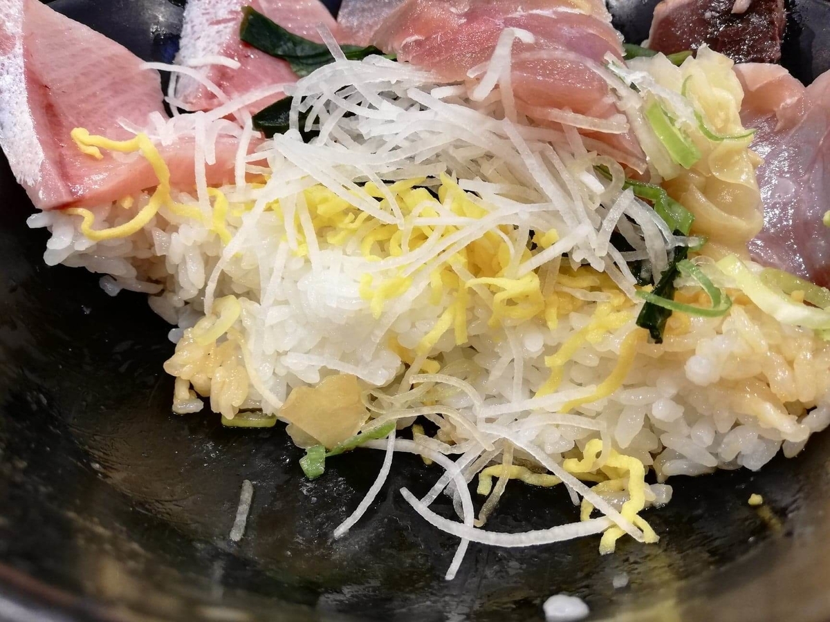 金沢市中央卸売市場『魚がし食堂』の日替わり得盛りてんこ丼の酢飯の写真