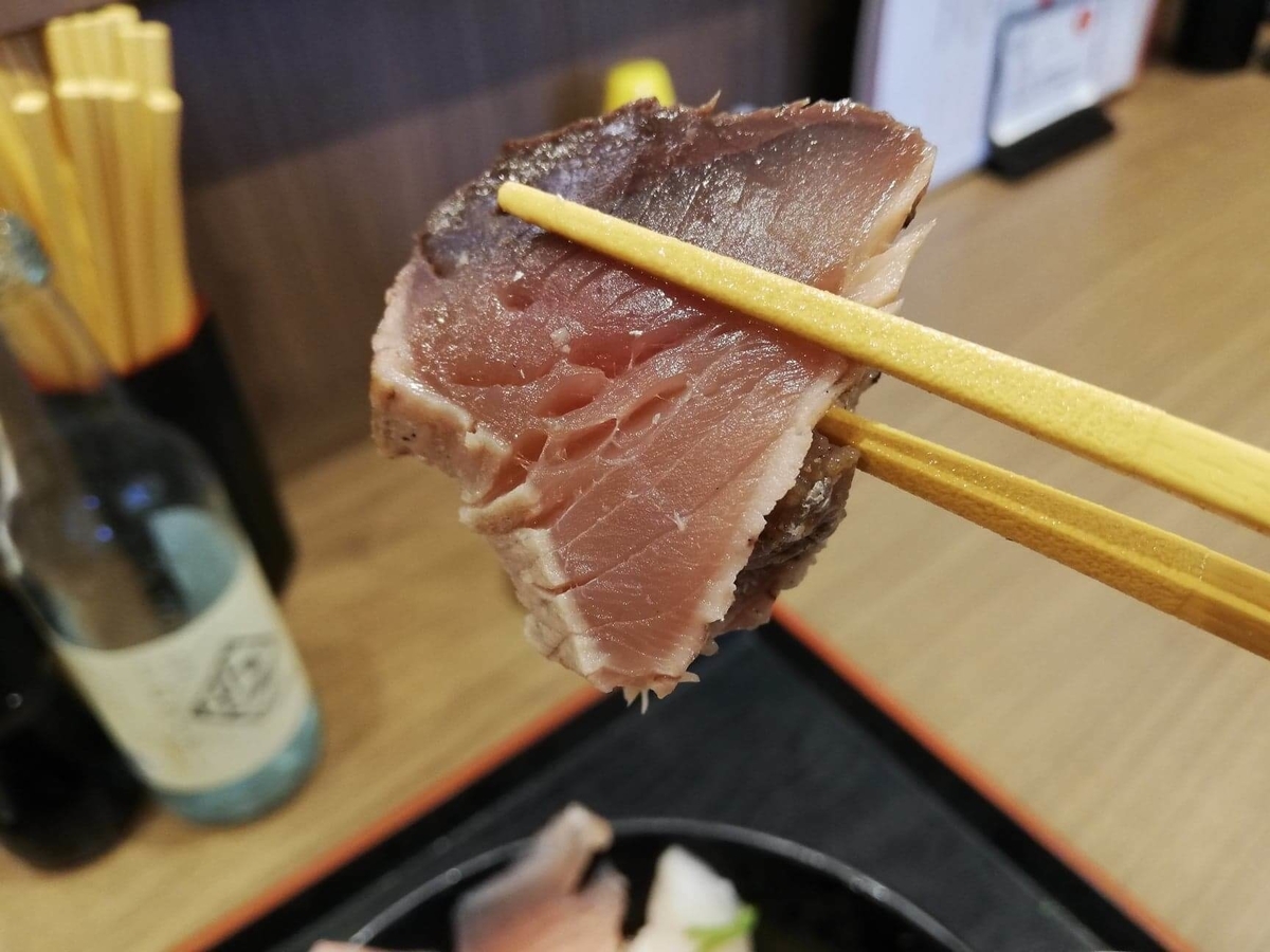 金沢市中央卸売市場『魚がし食堂』の日替わり得盛りてんこ丼のカツオの写真