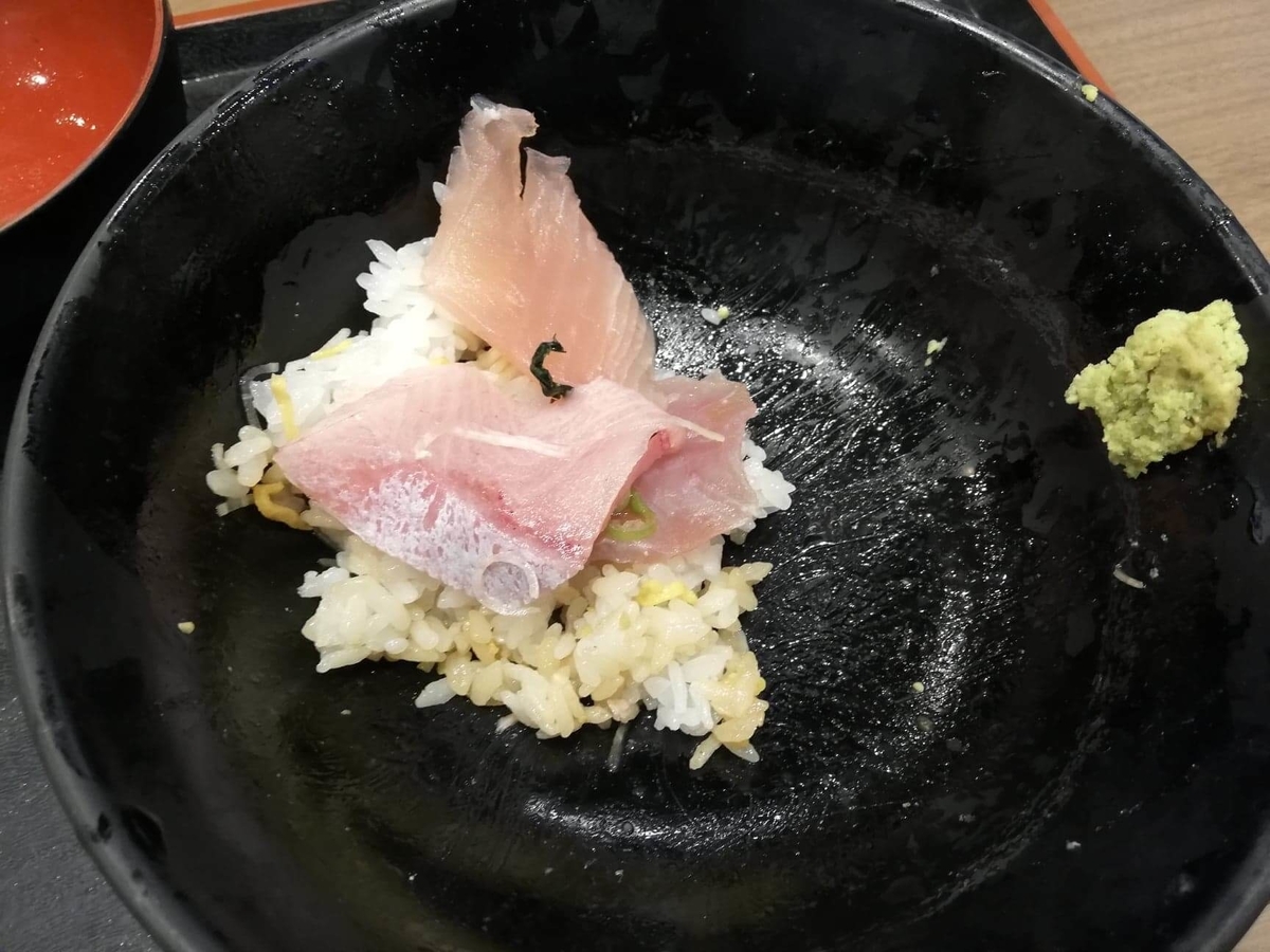 金沢市中央卸売市場『魚がし食堂』の残り少しの日替わり得盛りてんこ丼の写真