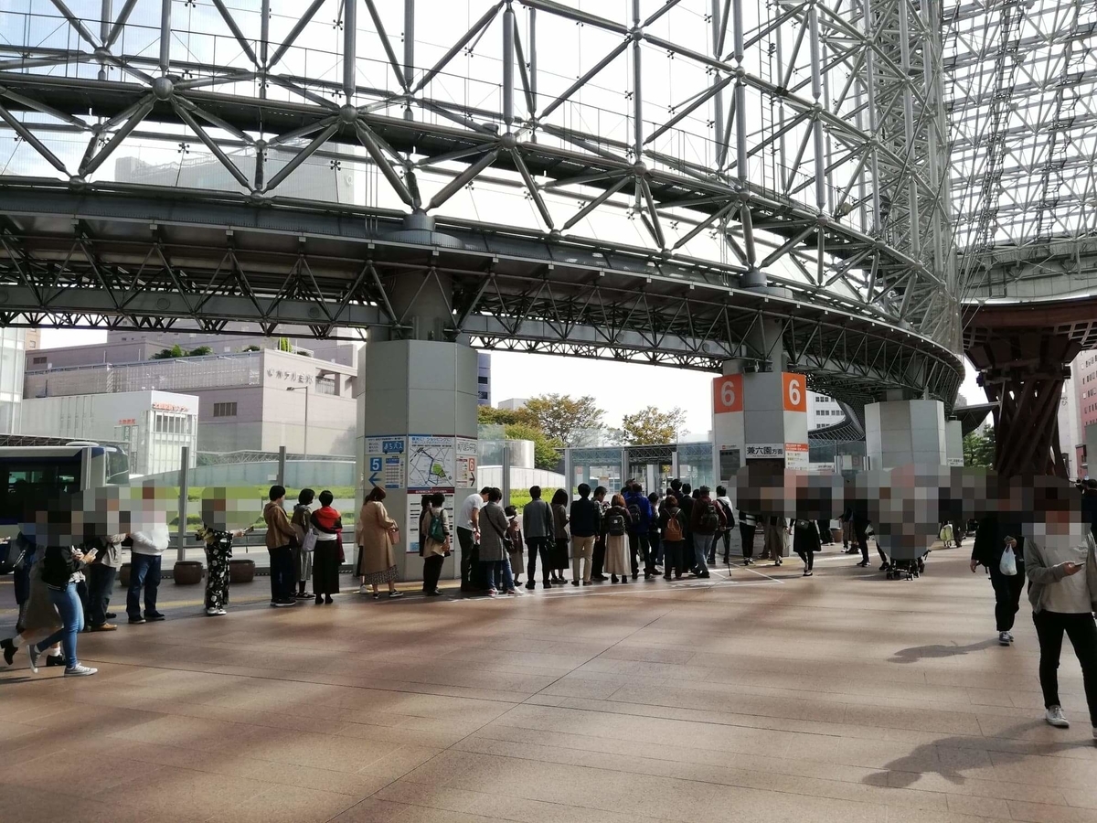 金沢駅東口のバス乗り場の写真①