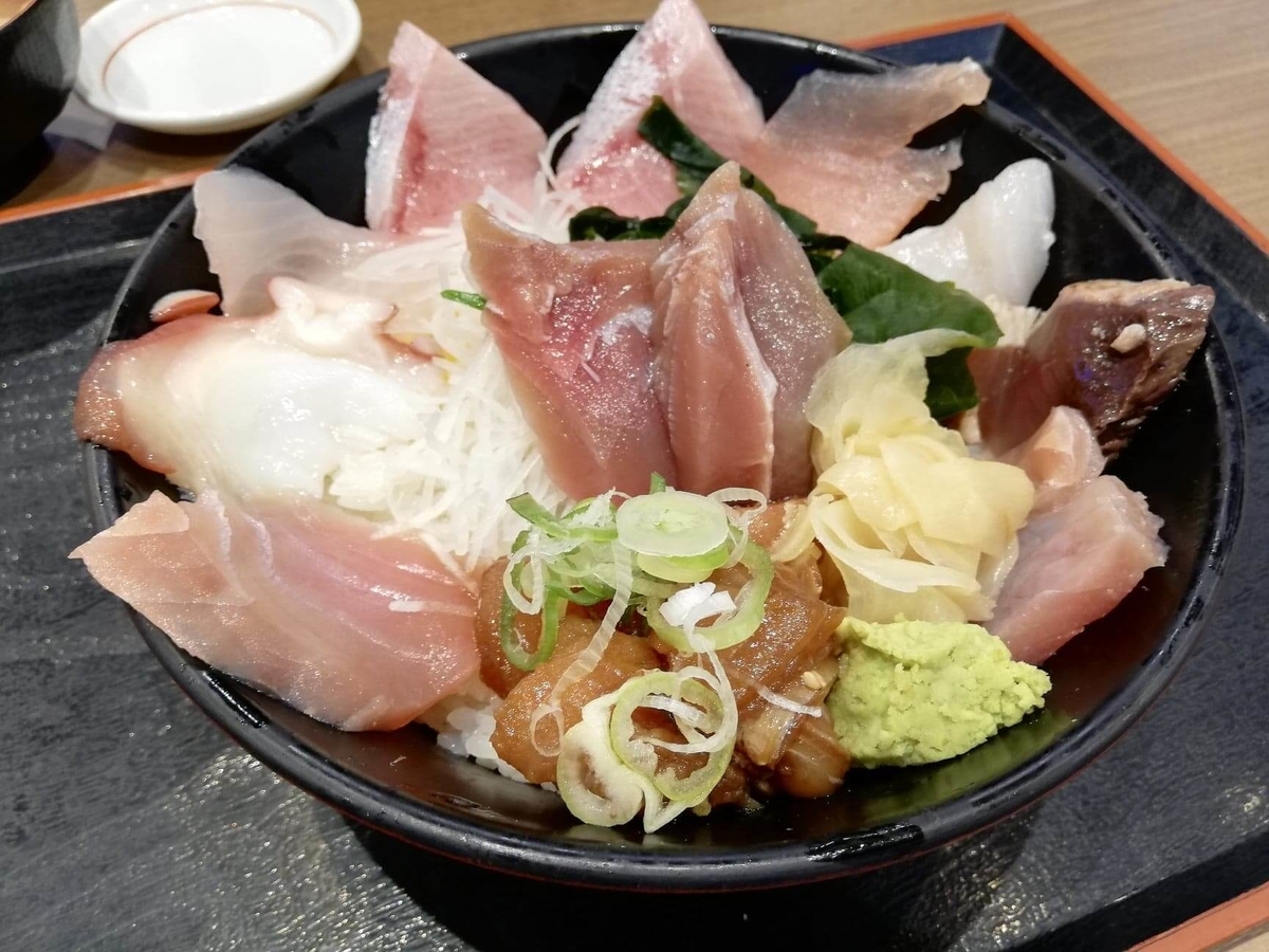 石川県金沢市中央卸売市場『魚がし食堂』の海鮮丼の写真