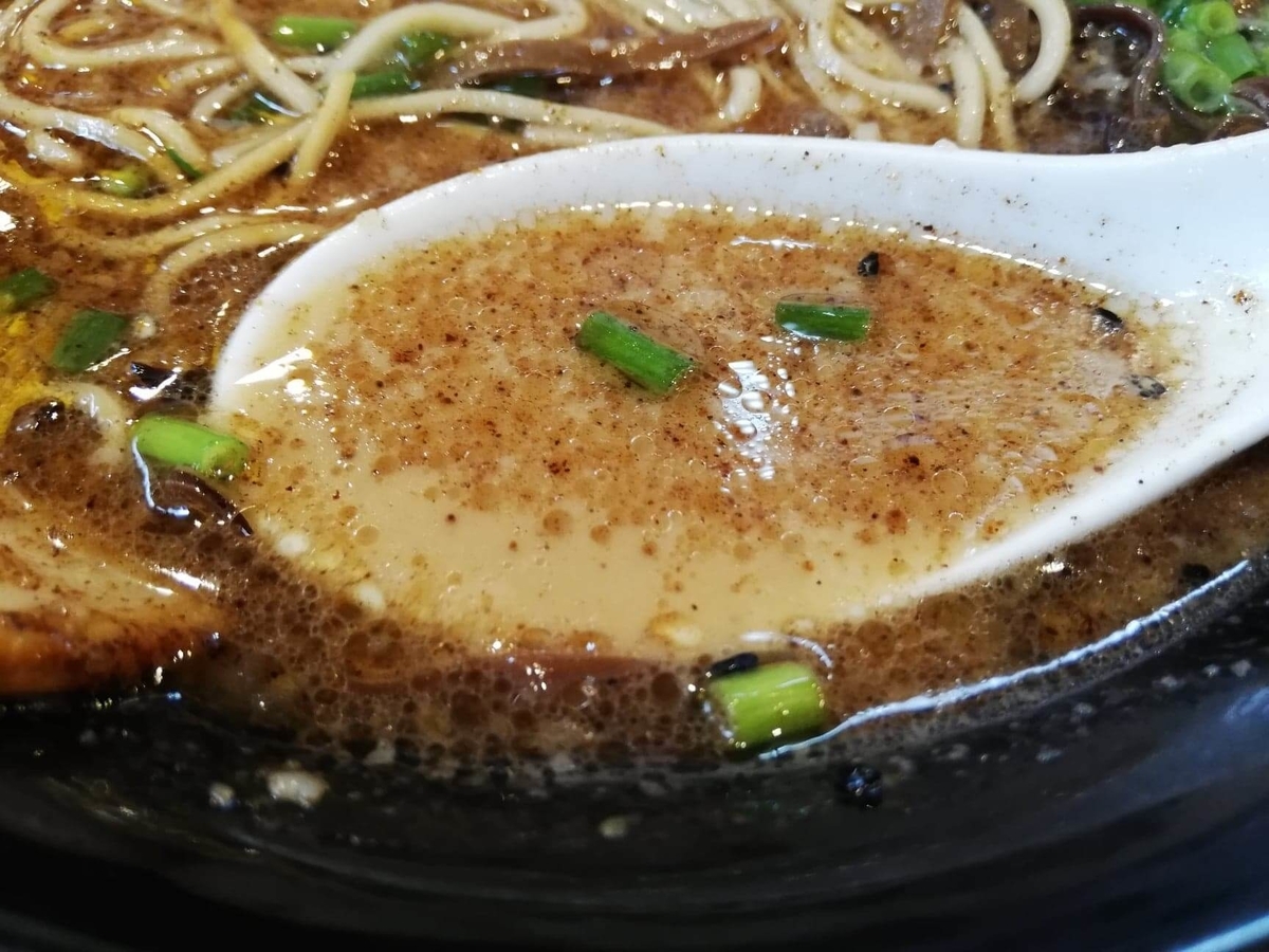 練馬『麺屋黒田』のチャーシュー麺のスープの写真