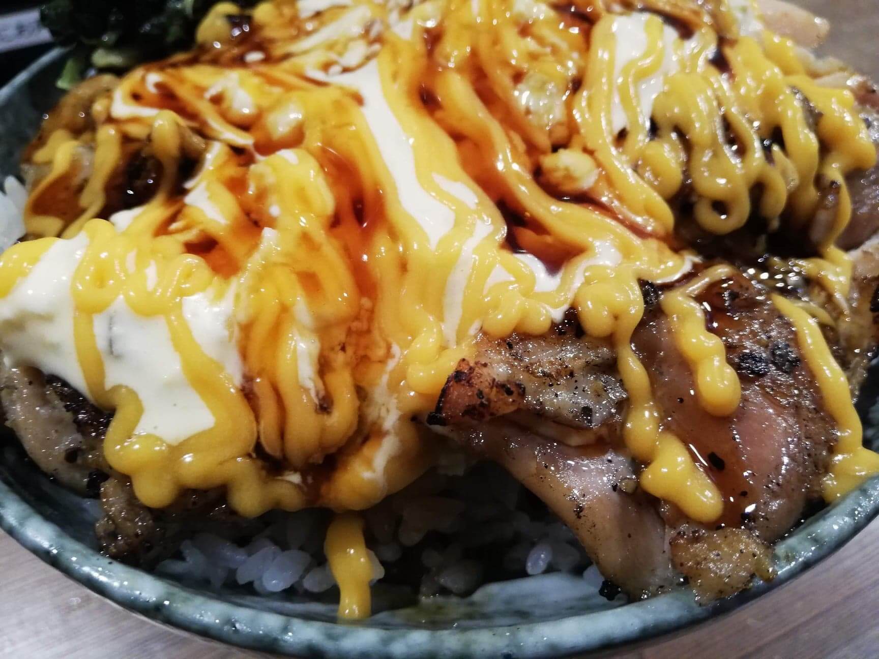 高田馬場（早稲田駅周辺）『どんぴしゃり』の炭焼鶏タル丼のアップ写真