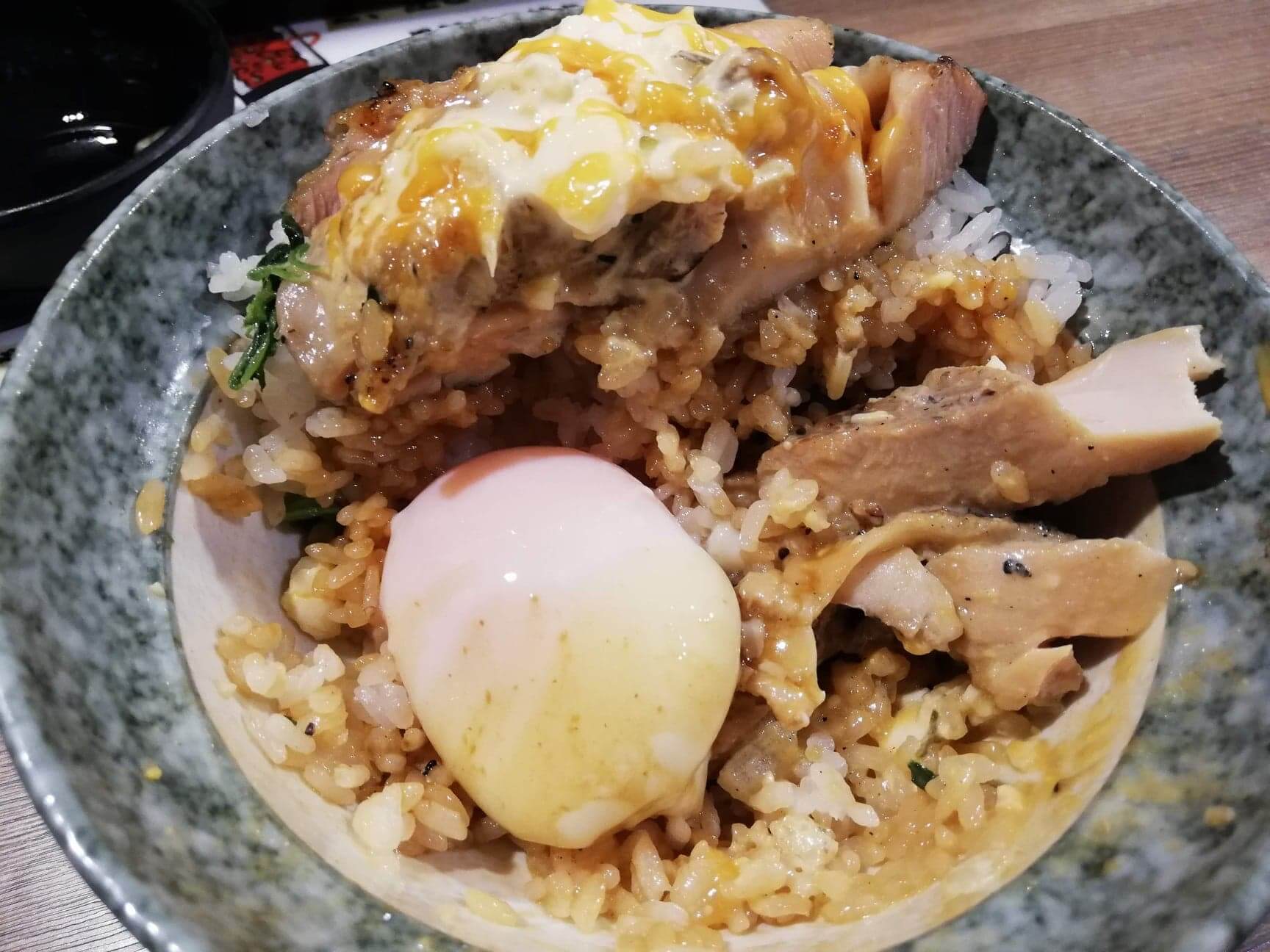 高田馬場（早稲田駅周辺）『どんぴしゃり』の炭焼鶏タル丼と温泉卵の写真