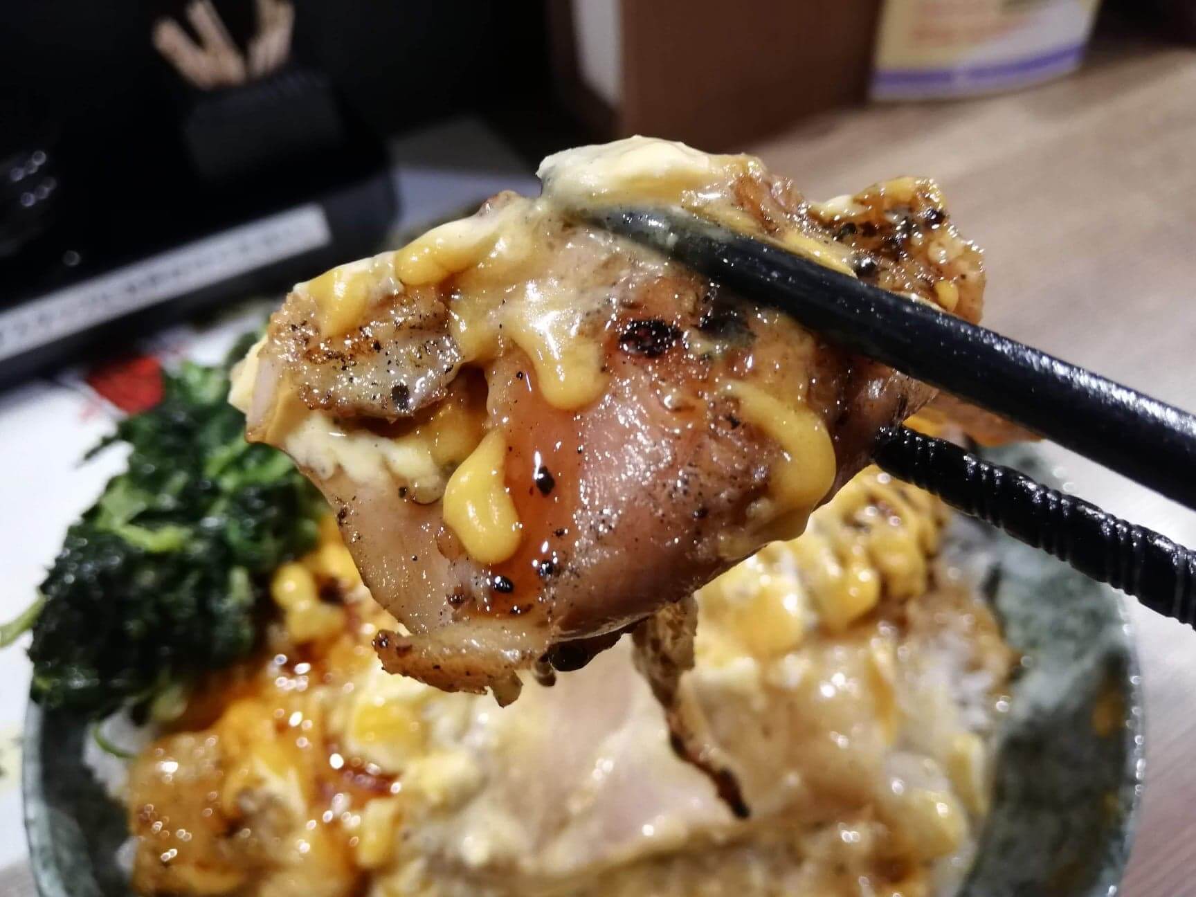 高田馬場（早稲田駅周辺）『どんぴしゃり』の炭焼鶏タル丼のアップ写真