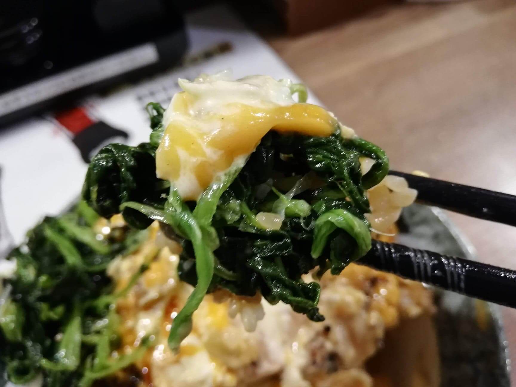 高田馬場（早稲田駅周辺）『どんぴしゃり』の炭焼鶏タル丼のほうれん草の写真