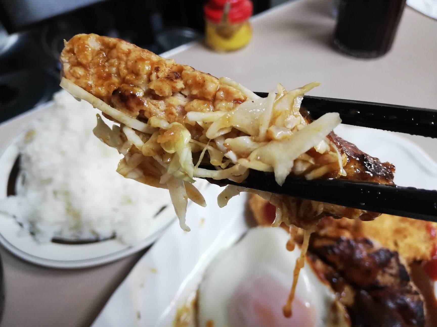 国分寺『フジランチ』のデラックスセットのハンバーグとキャベツの画像