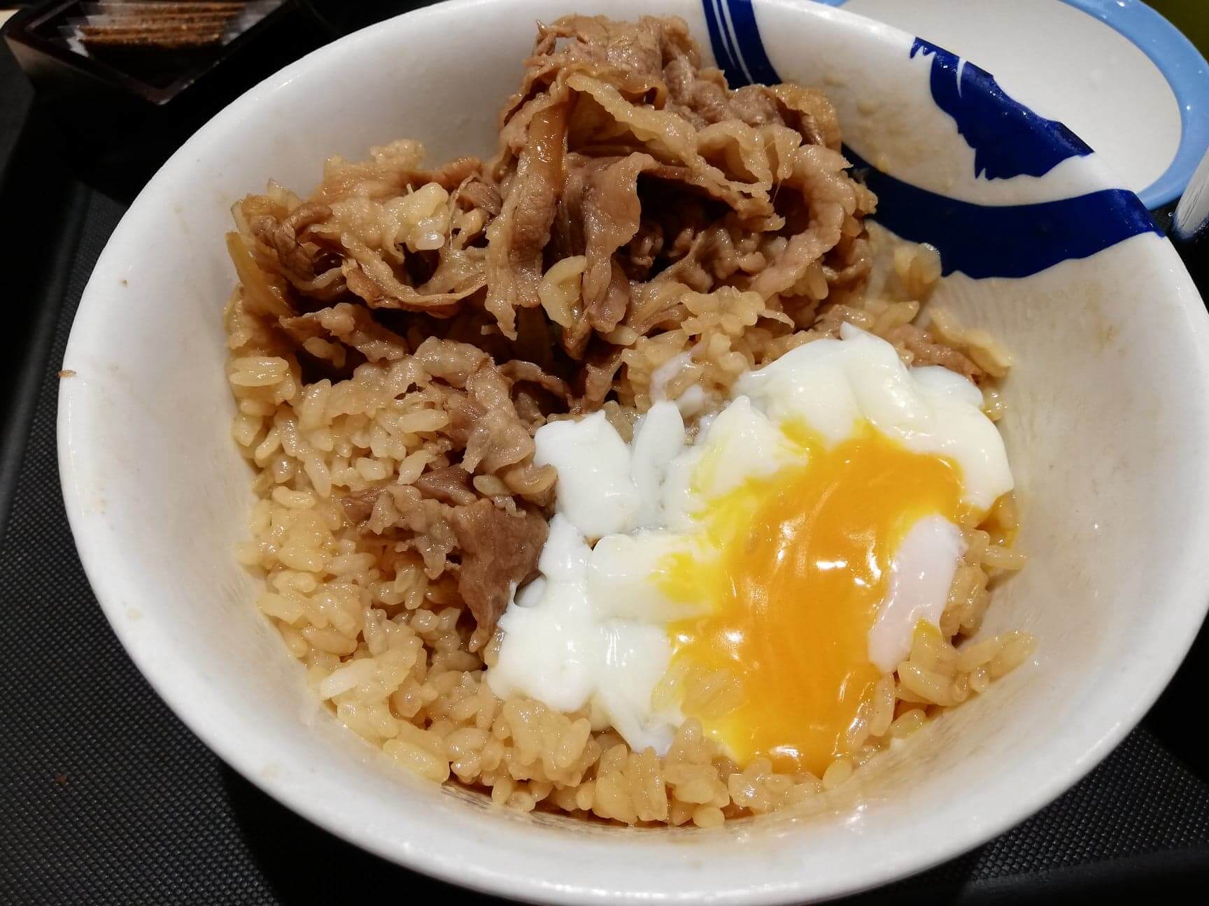 松屋の牛丼に半熟卵を乗せた写真