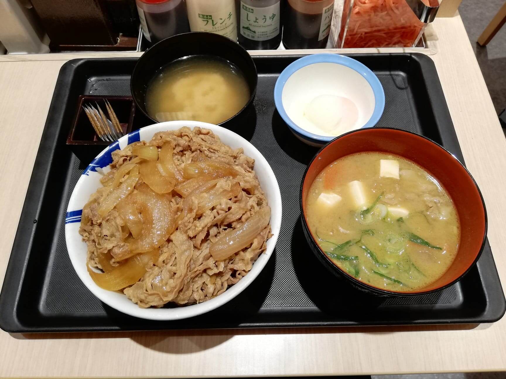 松屋の牛丼セットの画像