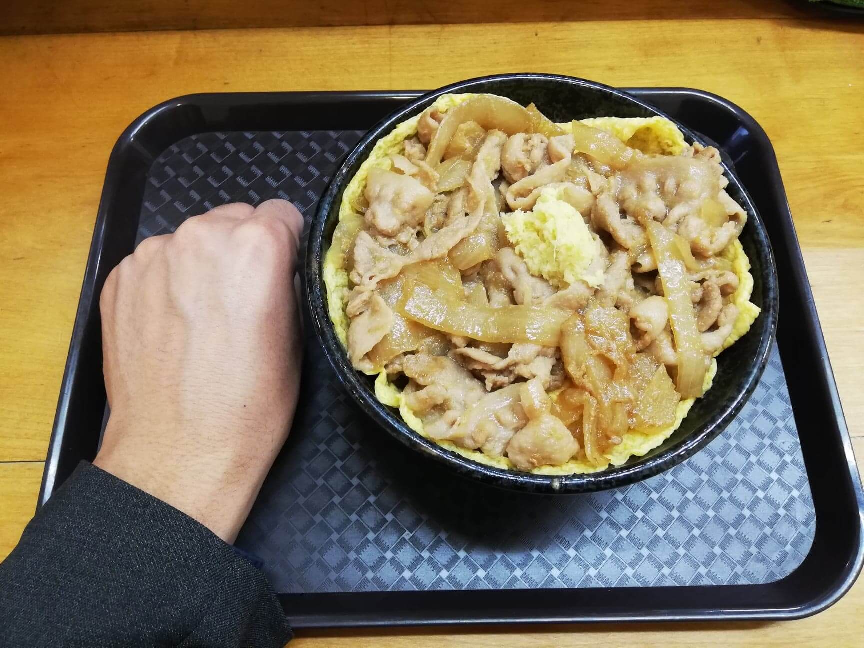 江古田『笑姜や』の、理想の生姜焼き丼と拳のサイズ比較写真