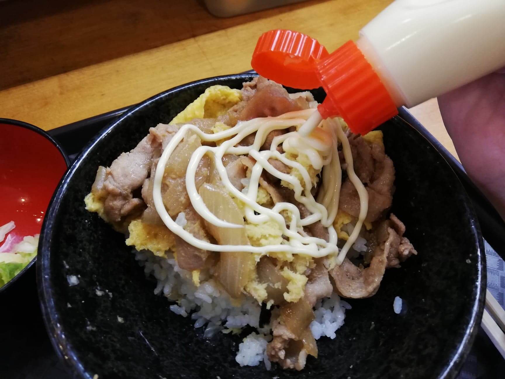 江古田『笑姜や』の、理想の生姜焼き丼にマヨネーズをかけた写真