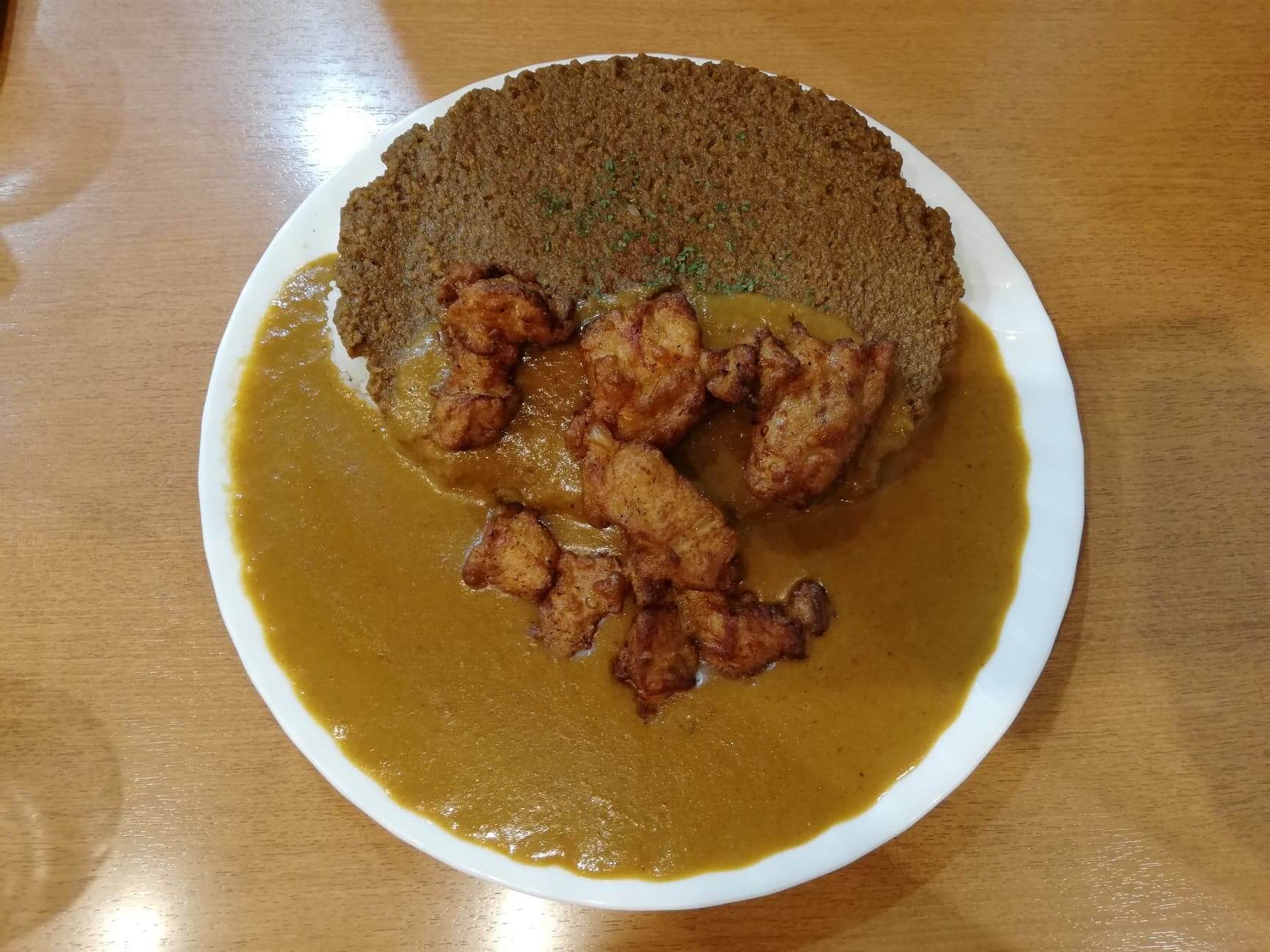 渋谷（神泉）『カレー屋パクパクもりもり』のパクもり唐揚げカレーの写真