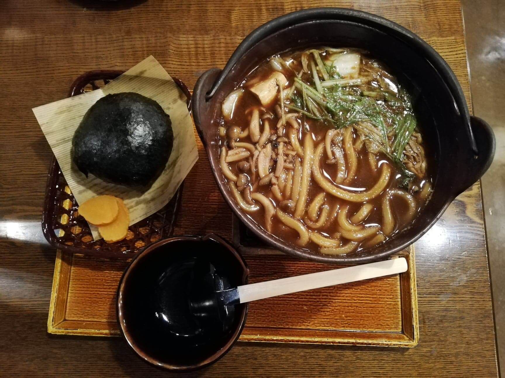 広島県の前空駅『田舎茶屋わたや大野店』の、牡蠣の味噌バター鍋焼うどんと山賊むすびセットの写真